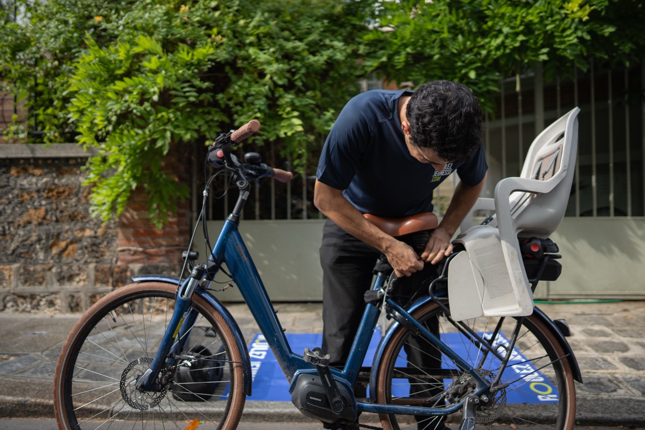 Cycliste en été - idée cadeau réparation vélo